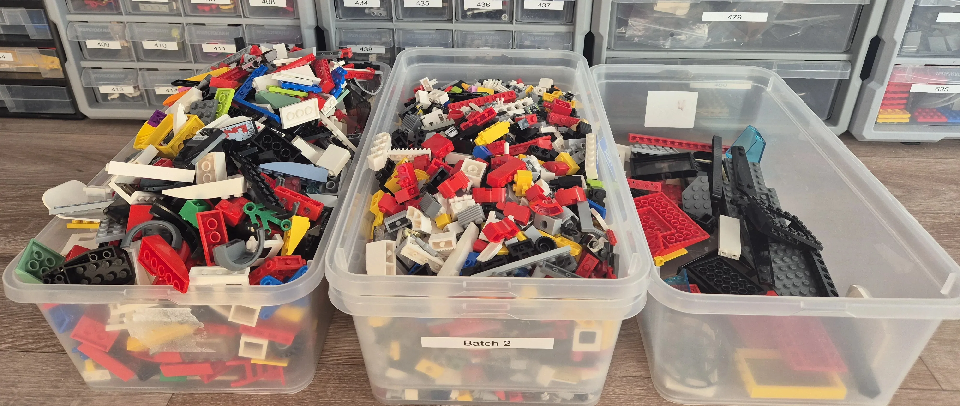 Lego gesorteerd op grootte en in kleine bakjes per soort